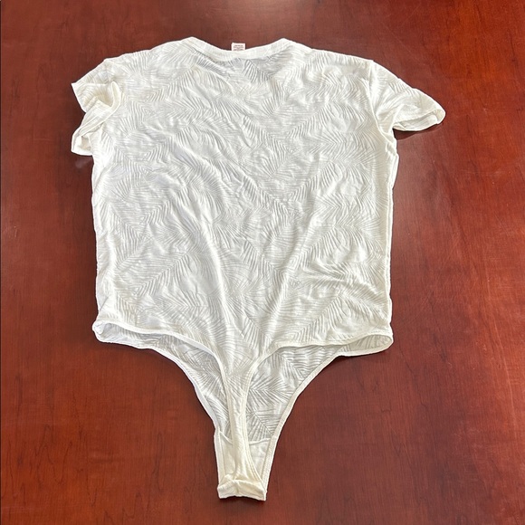 Victoria's Secret Gray and White Patterned Top - Picture 4 of 5